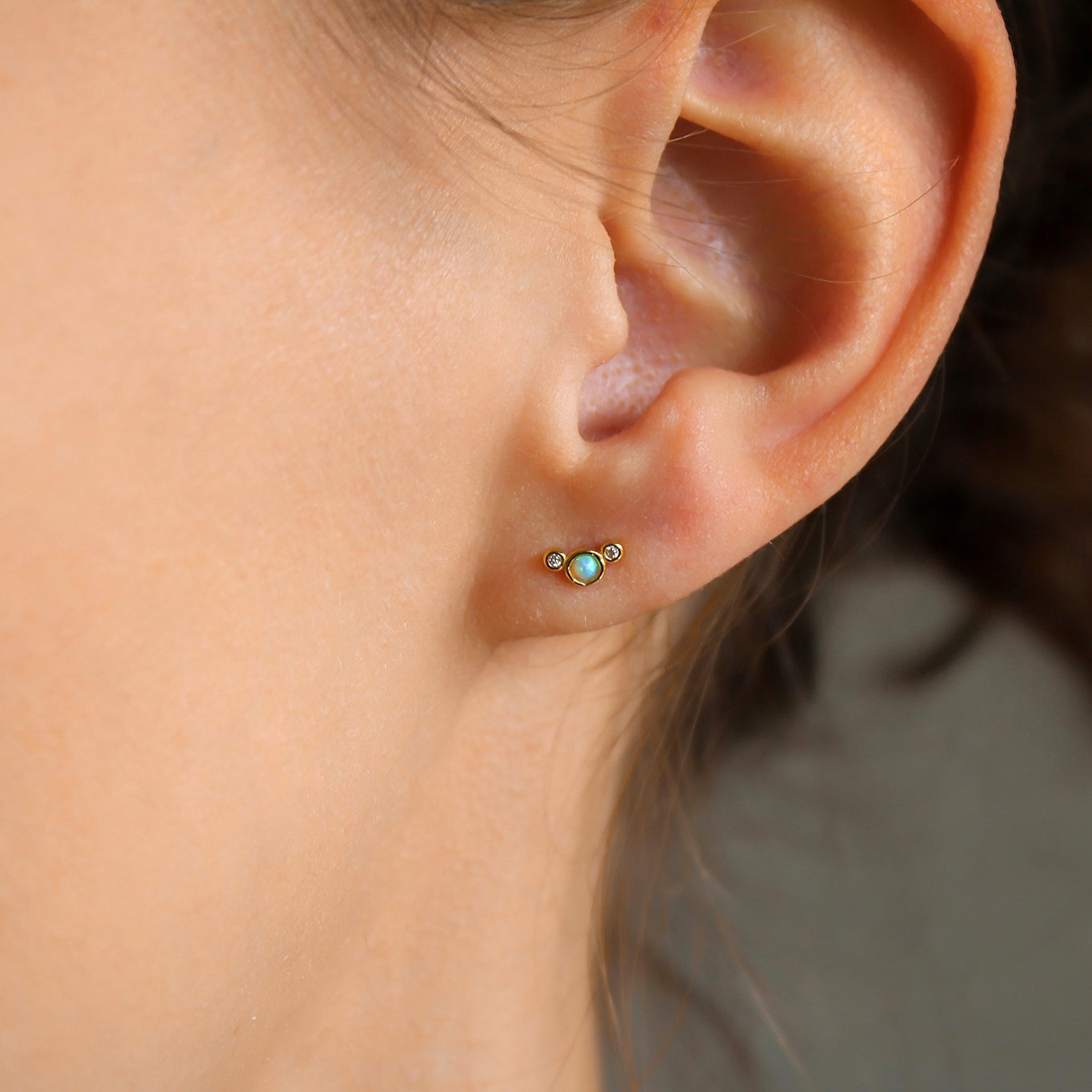 „Odelle" winzige Opal Ohrstecker mit Zirkonia