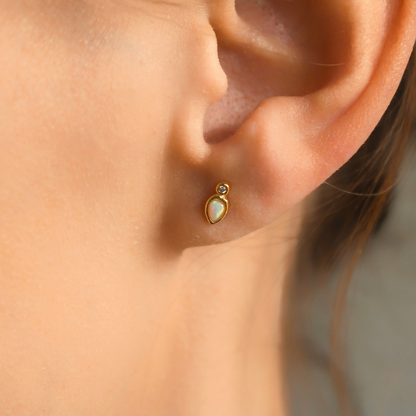 „Amaya" winzige Opal Ohrstecker mit Zirkonia