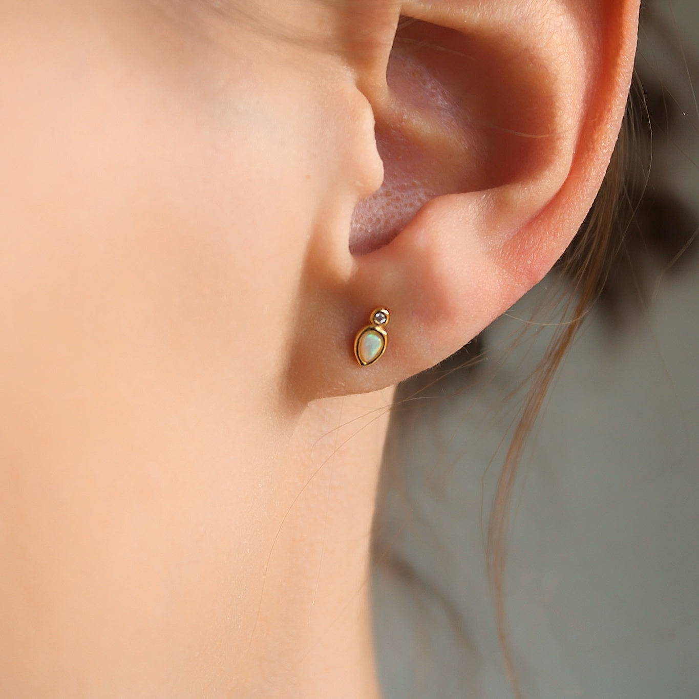 „Amaya" winzige Opal Ohrstecker mit Zirkonia