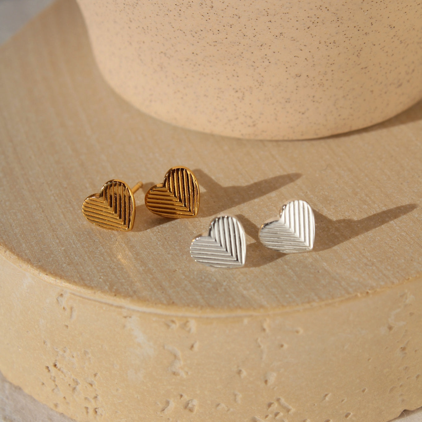 "Liv" - elegante Chevron Herz Ohrstecker