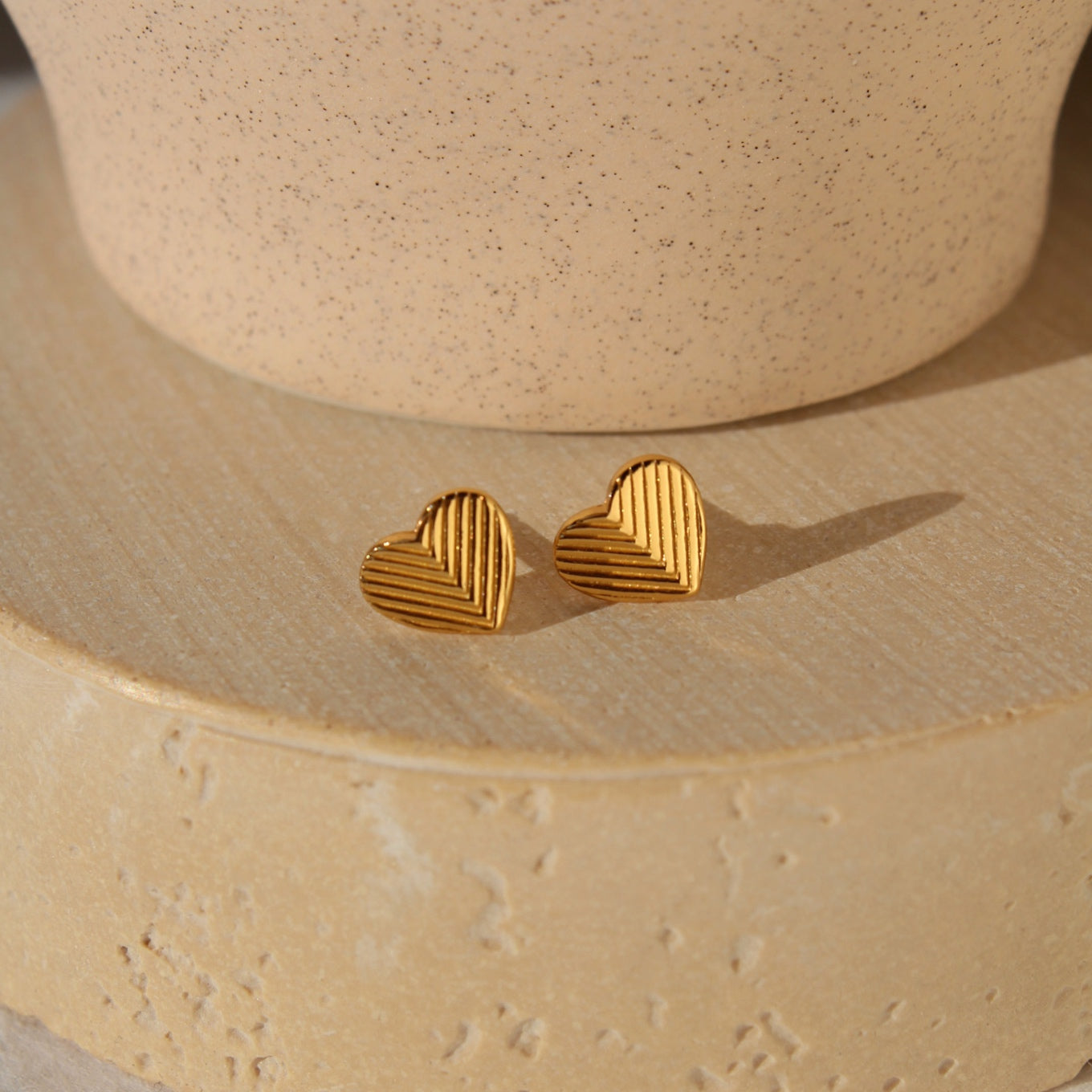 "Liv" - elegante Chevron Herz Ohrstecker