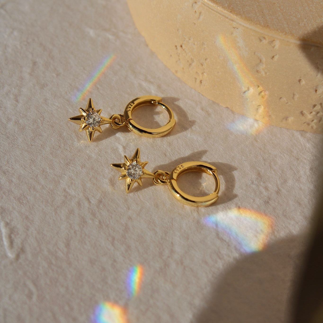 „Kagaya" Huggie Creolen mit Stern Anhänger und Zirkonia