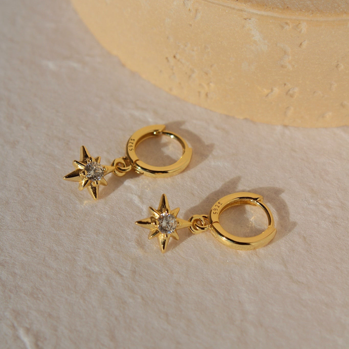 „Kagaya" Huggie Creolen mit Stern Anhänger und Zirkonia