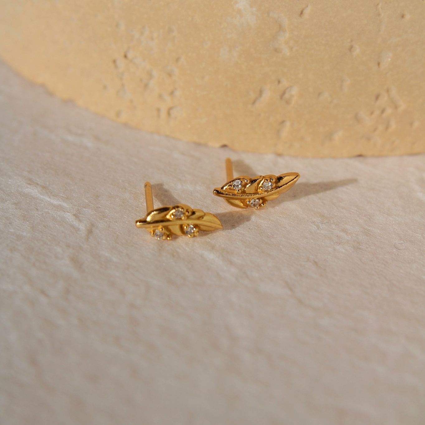"Farina" goldene Blättchen Ohrstecker mit Zirkonia
