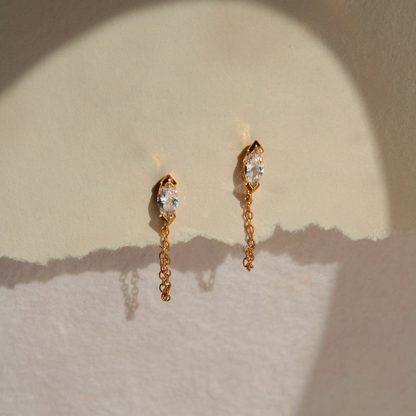 "Lumière Drop" - elegante Kettchen Ohrringe mit Marquise Zirkonia