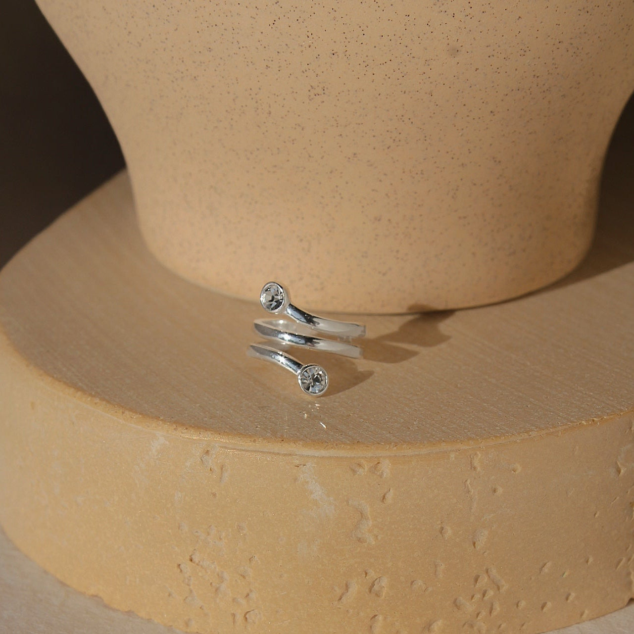"Silent Ascent" - eleganter Earcuff mit Zirkonia