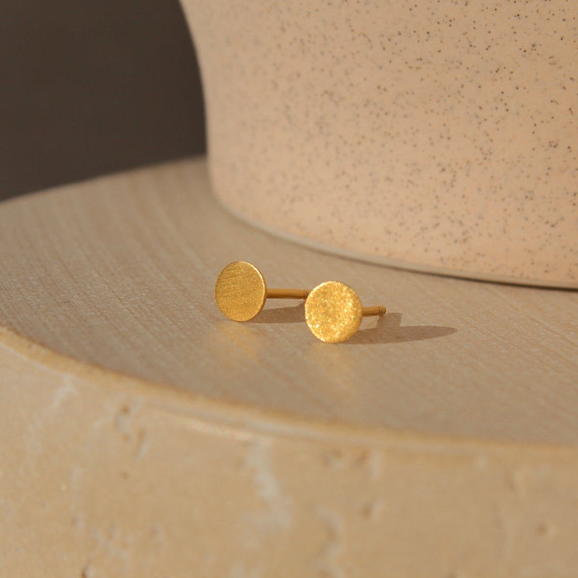 "Tairu" matte Pünktchen Ohrstecker