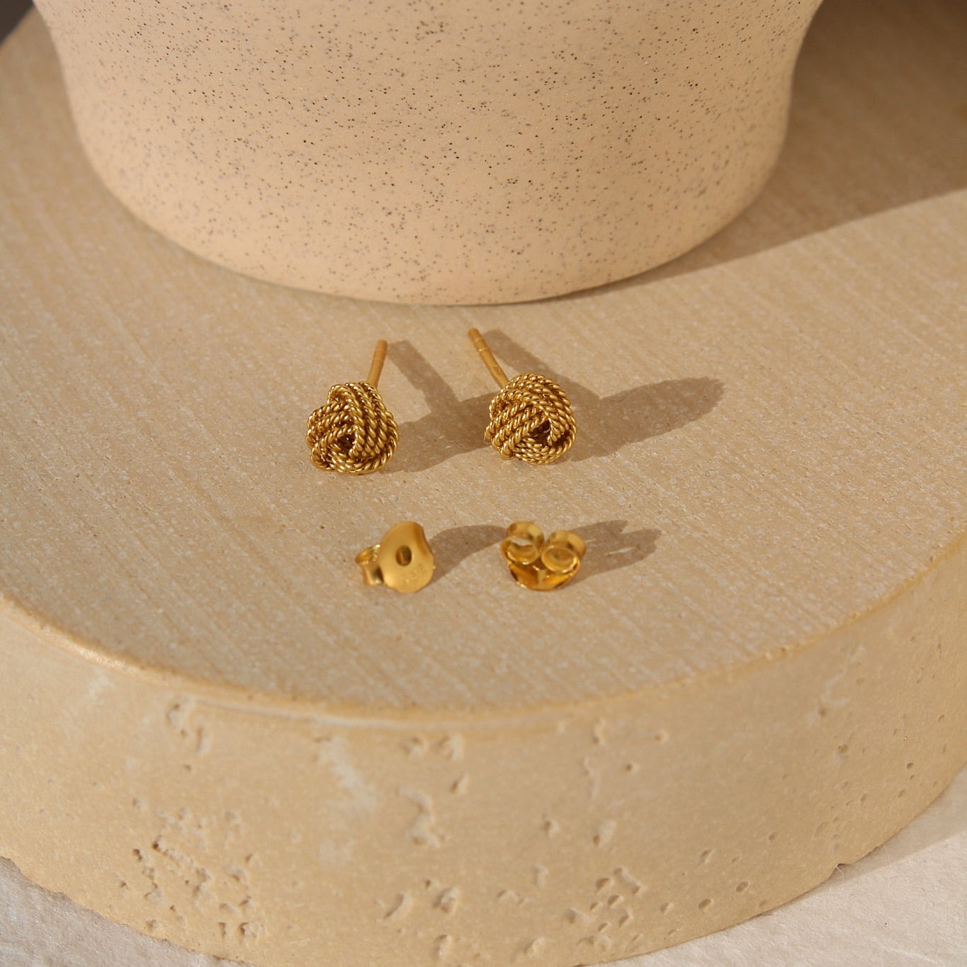 "Mellow" zarte, elegante Knoten Ohrstecker