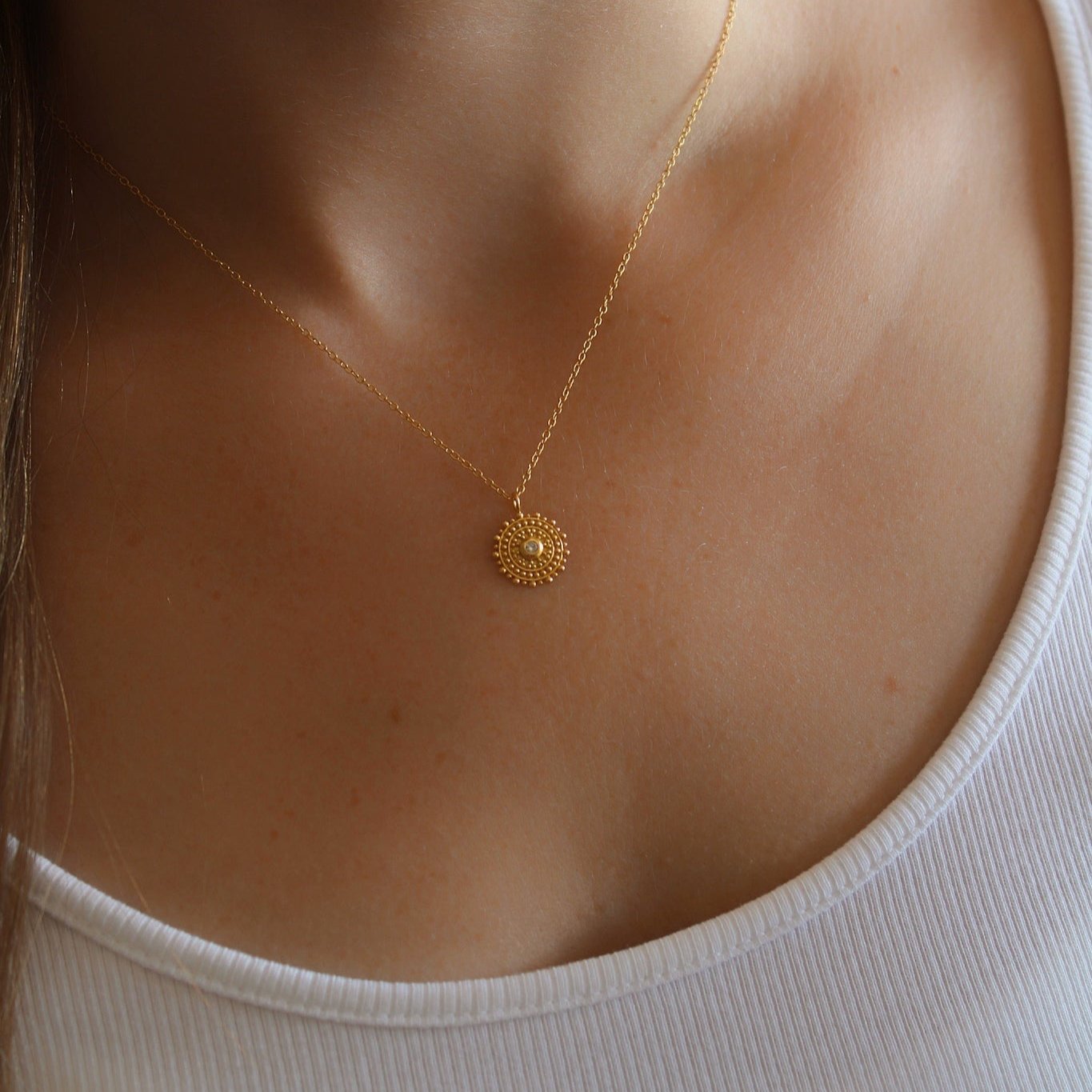 "Soleil" Halskette mit Sonnenanhänger und Zirkon