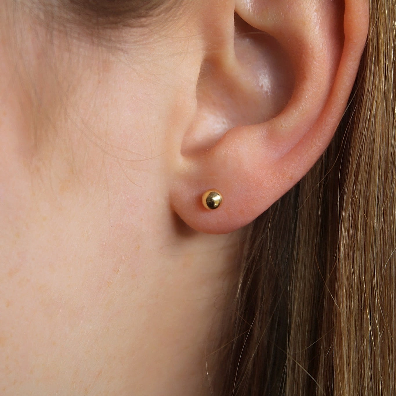 "Alice" kleine Kügelchen Ohrstecker aus recyceltem Sterlingsilber vergoldet