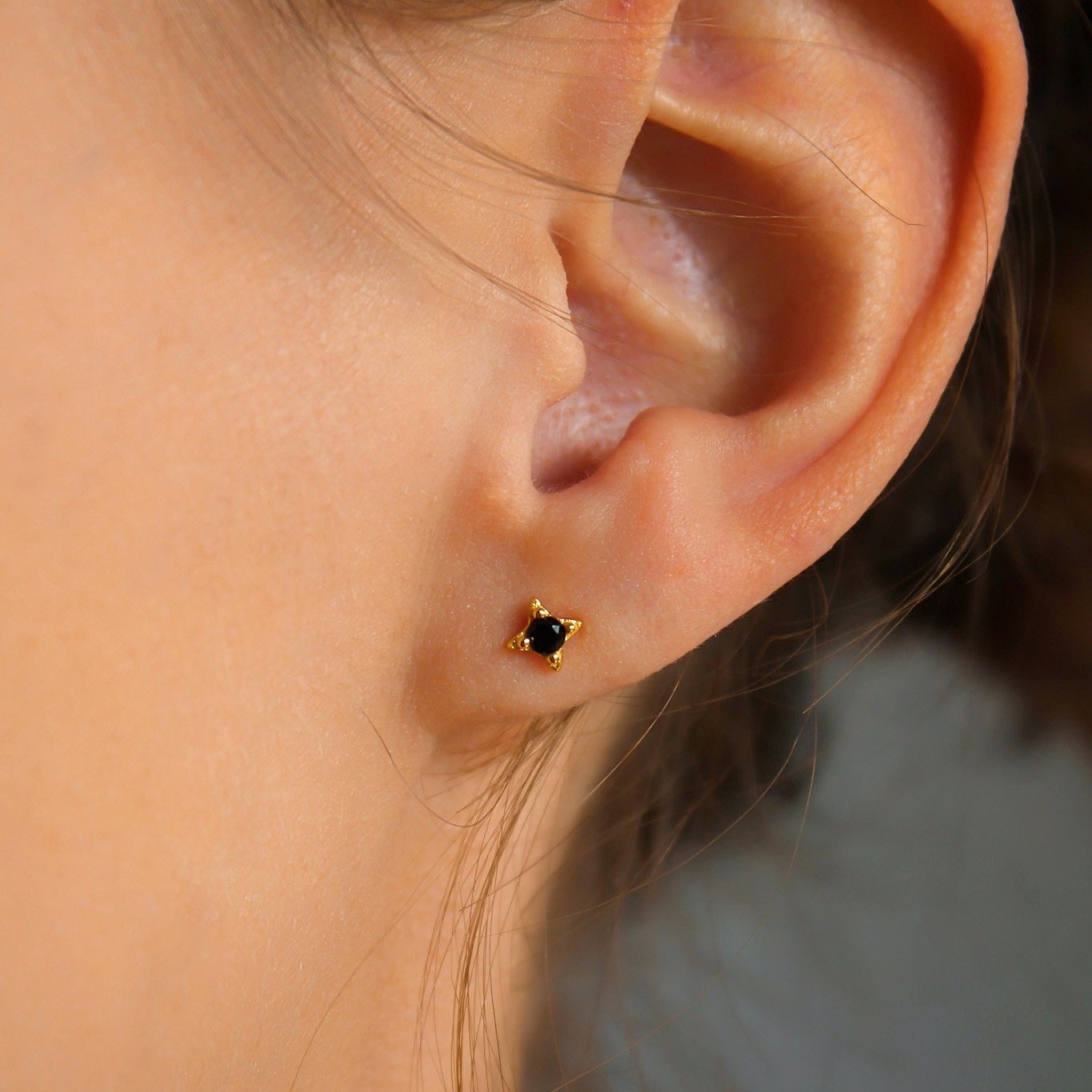 "Kurai" Sternchen Ohrstecker mit schwarzem Zirkon