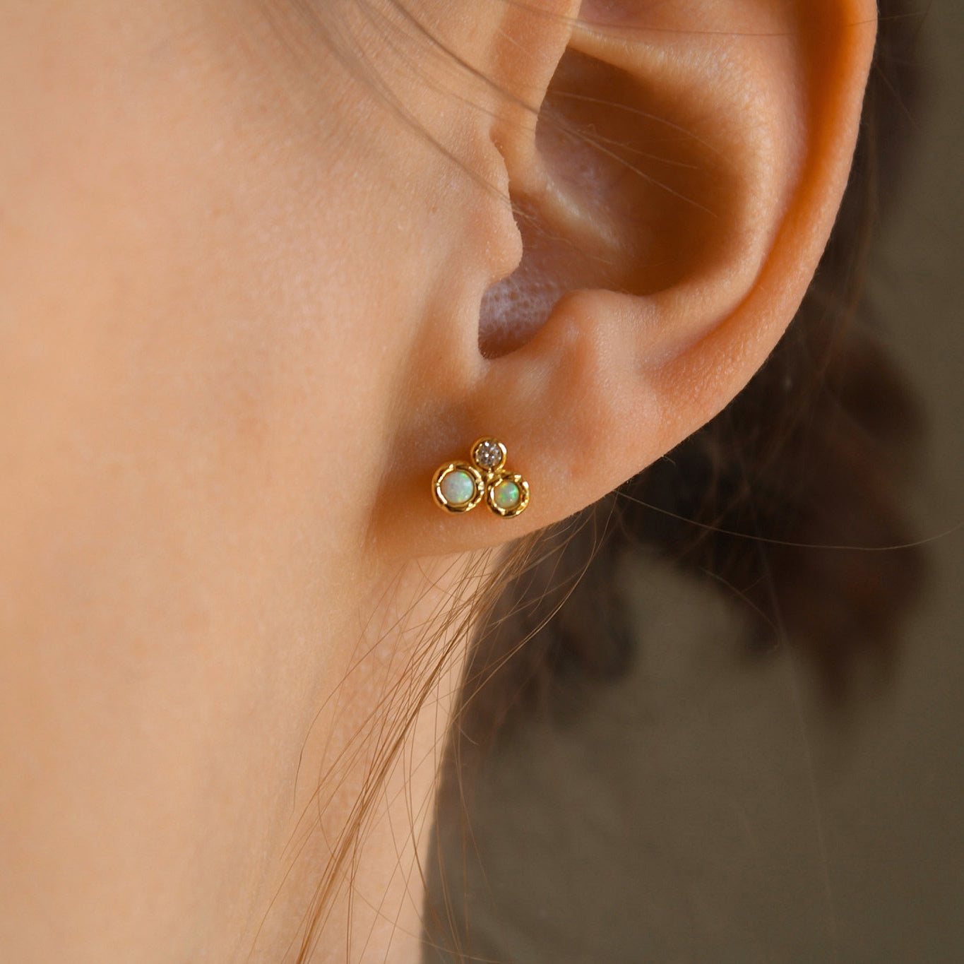 „Daphne" zierliche Opal Ohrstecker mit Zirkonia