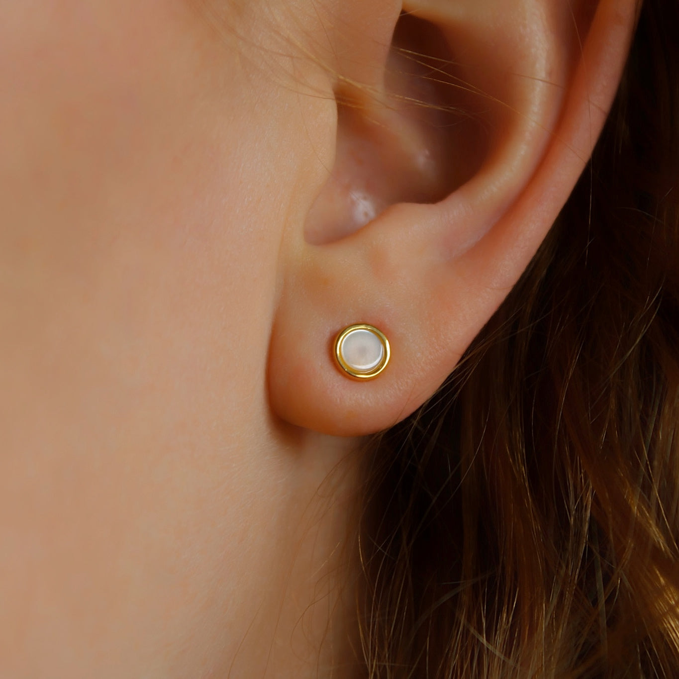 "Suki" minimalistische Perlmutt Ohrstecker