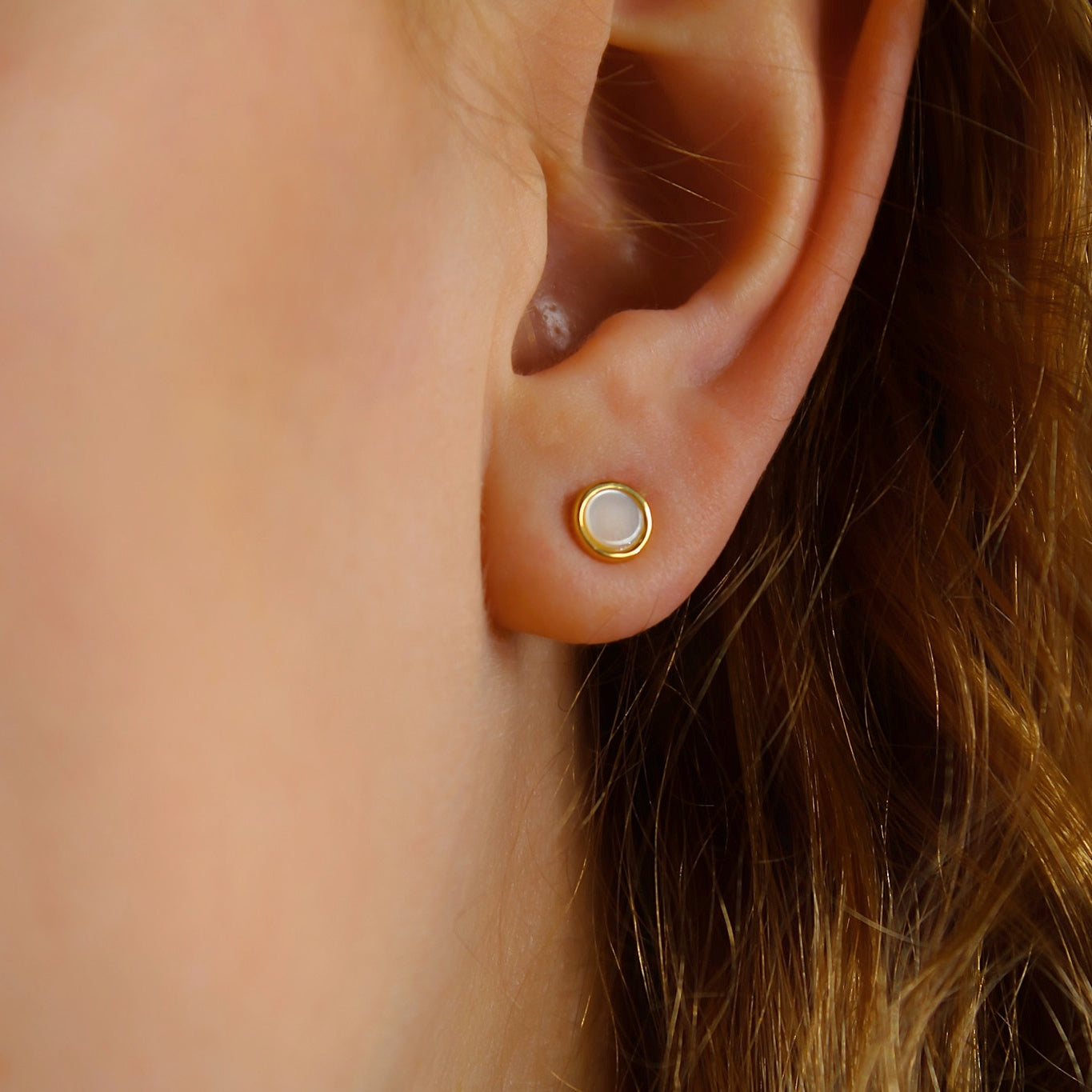 "Suki" minimalistische Perlmutt Ohrstecker
