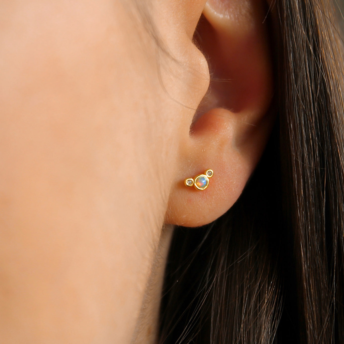 „Odelle" winzige Opal Ohrstecker mit Zirkonia