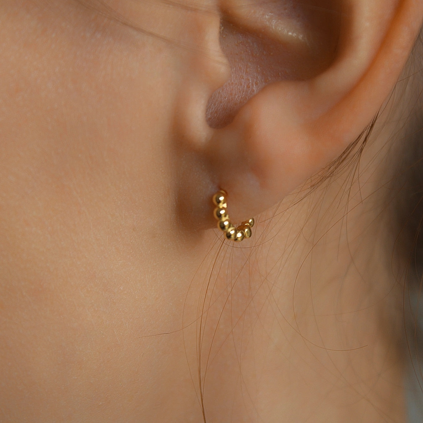 „Belinda" moderne, kleine Kügelchen Creolen