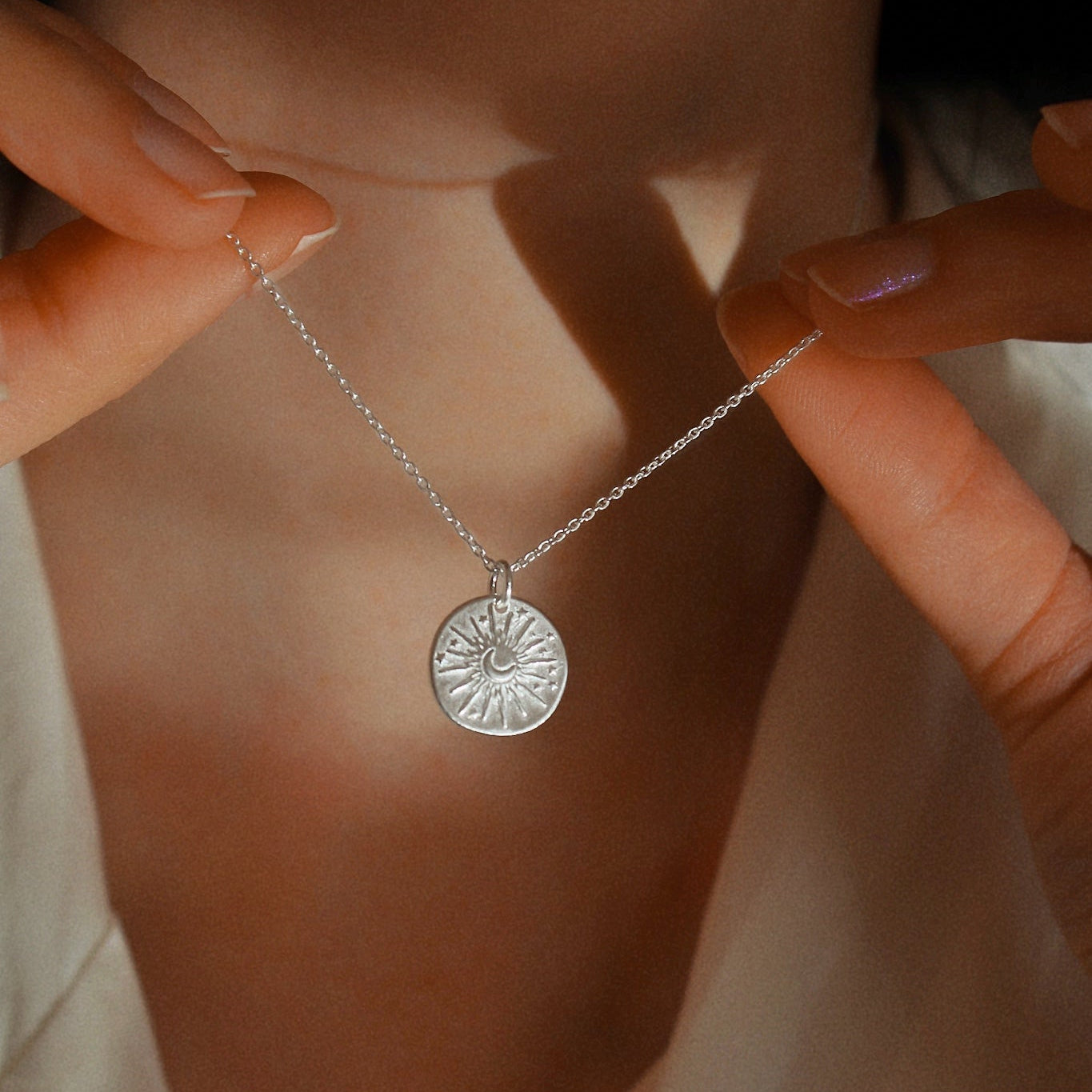 Celestial Daydream – Zarte Halskette mit Sonnen- & Mondmotiv in Gold oder Silber