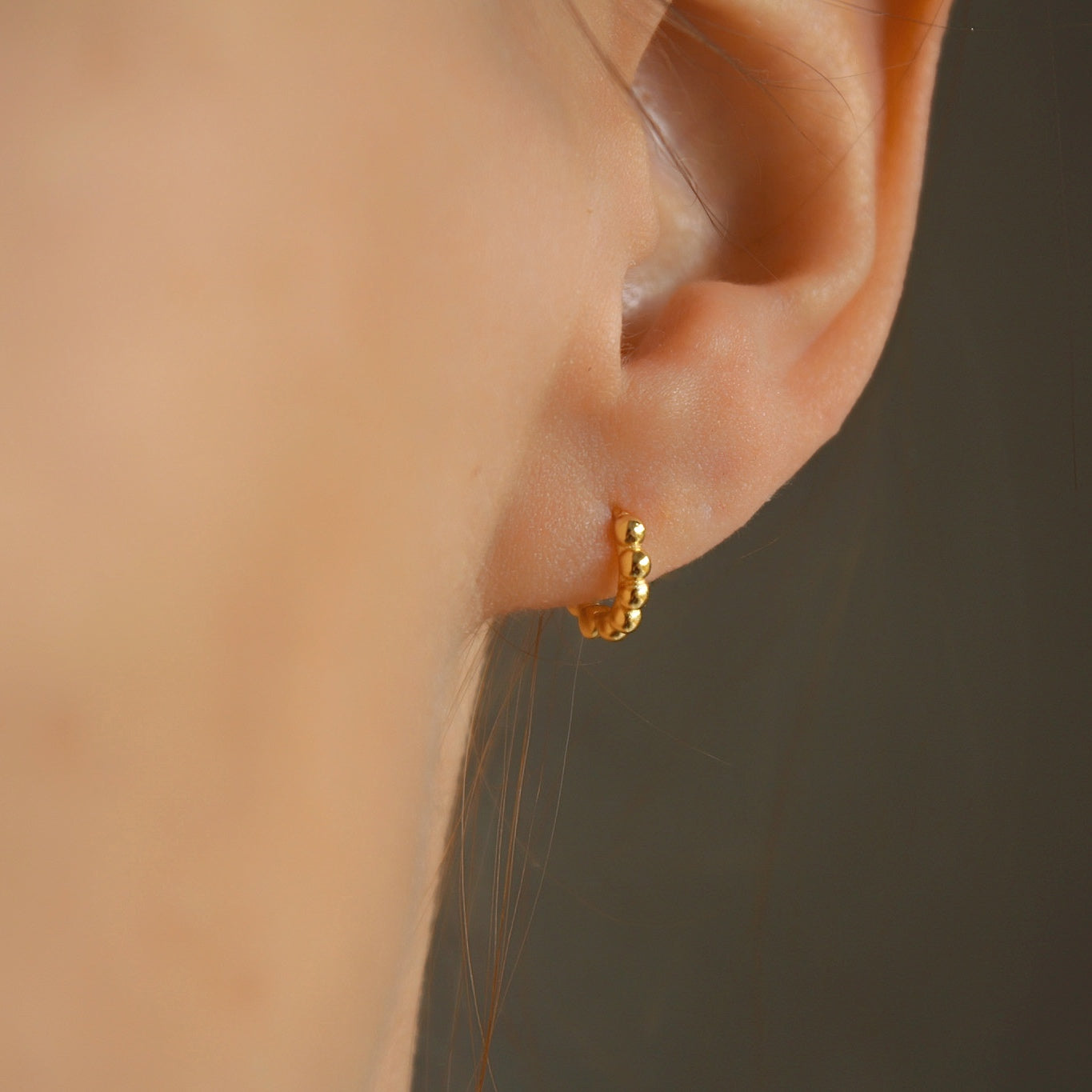 „Belinda" moderne, kleine Kügelchen Creolen