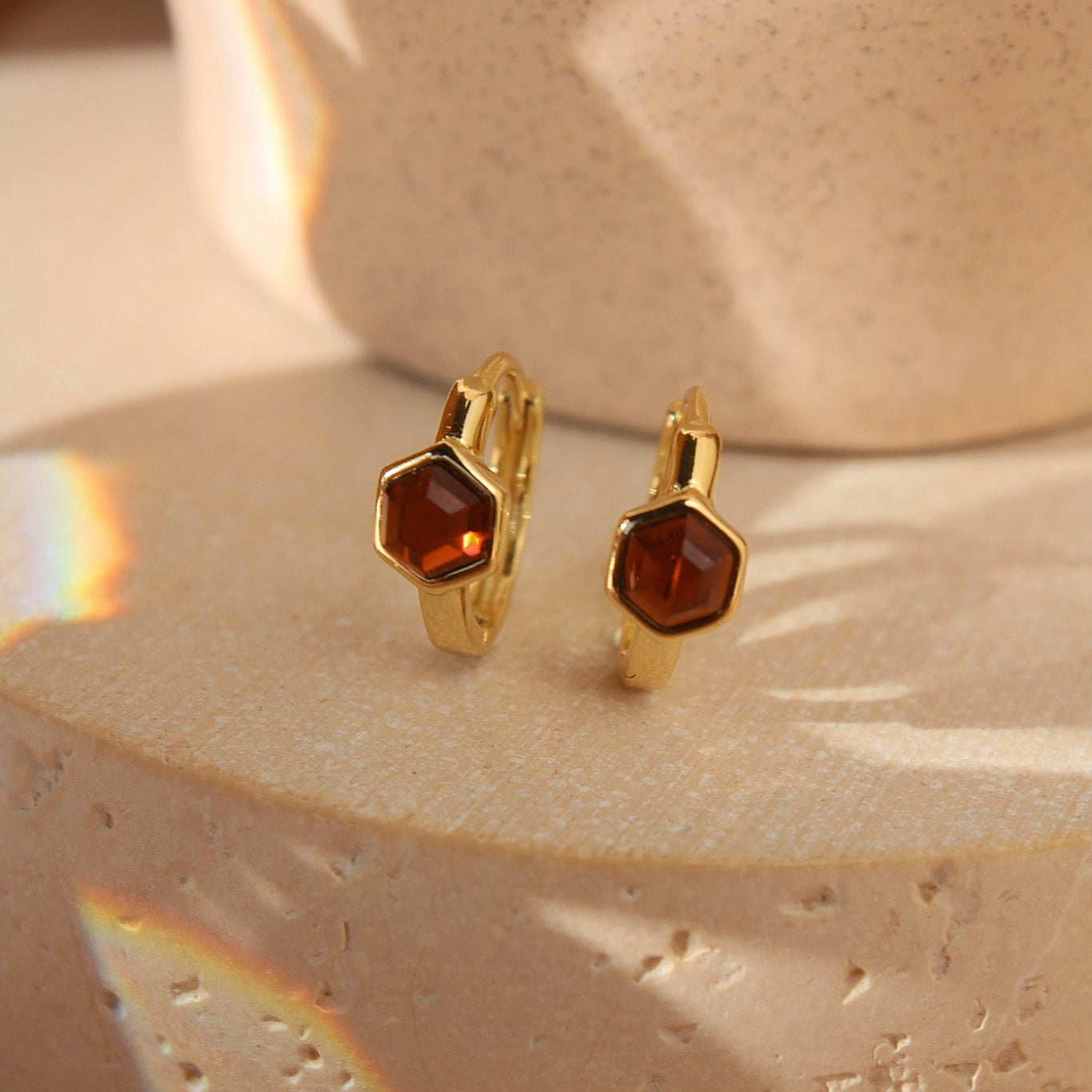 "Hailey" Hexagon Creolen mit bunten Zirkonia