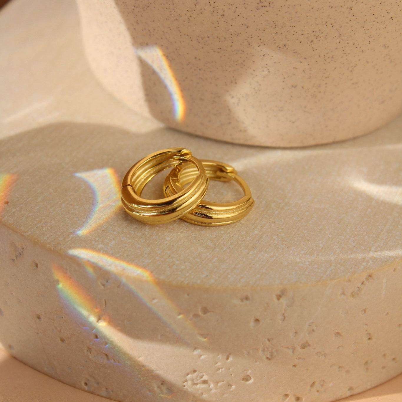 Golden Flow – Organische Creolen mit sanften Linien