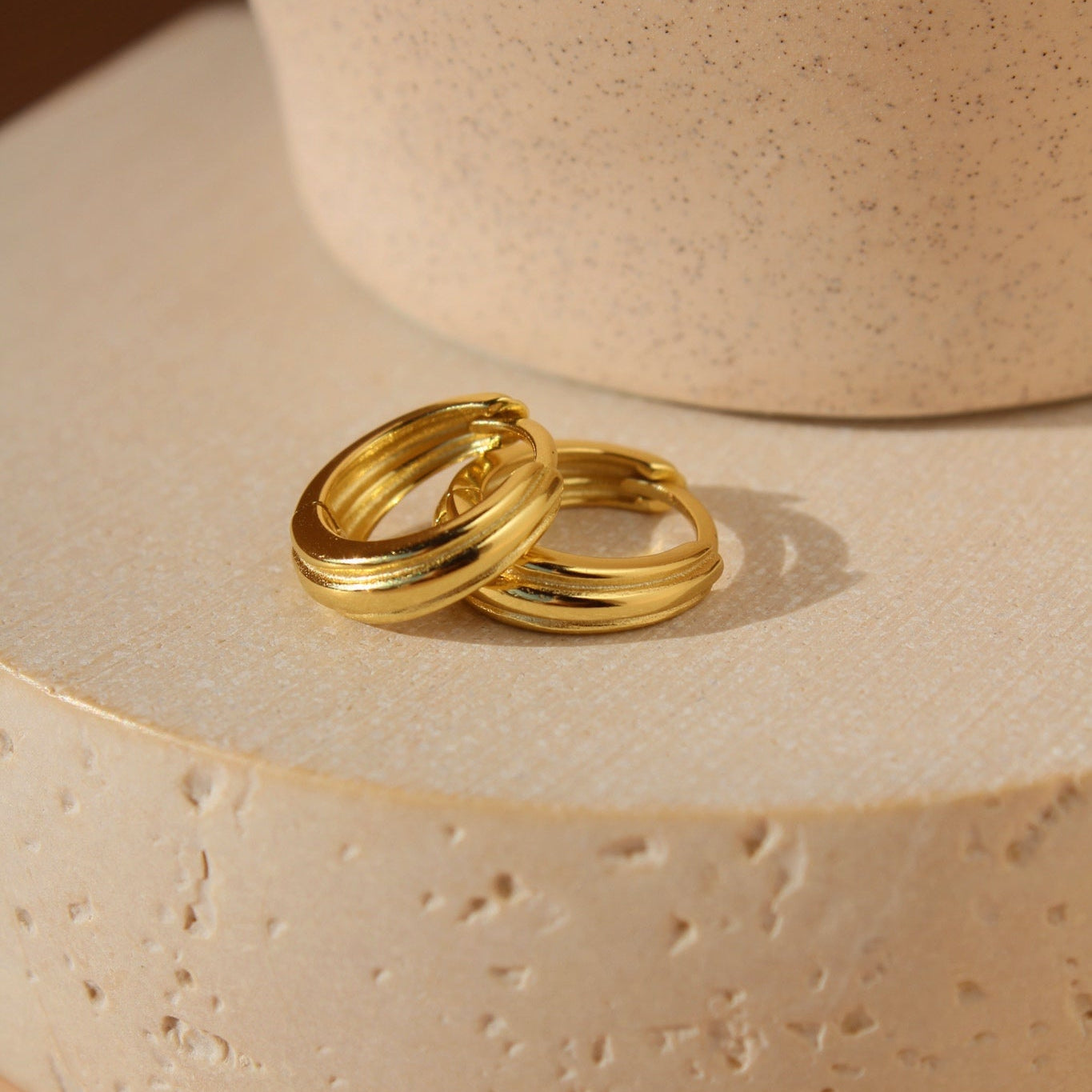 Golden Flow – Organische Creolen mit sanften Linien