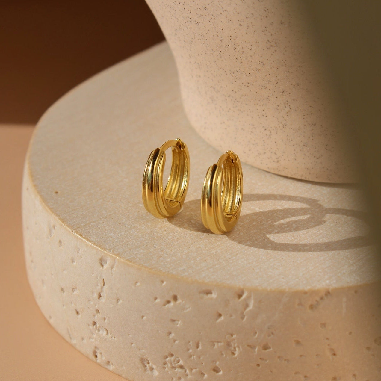 Golden Flow – Organische Creolen mit sanften Linien