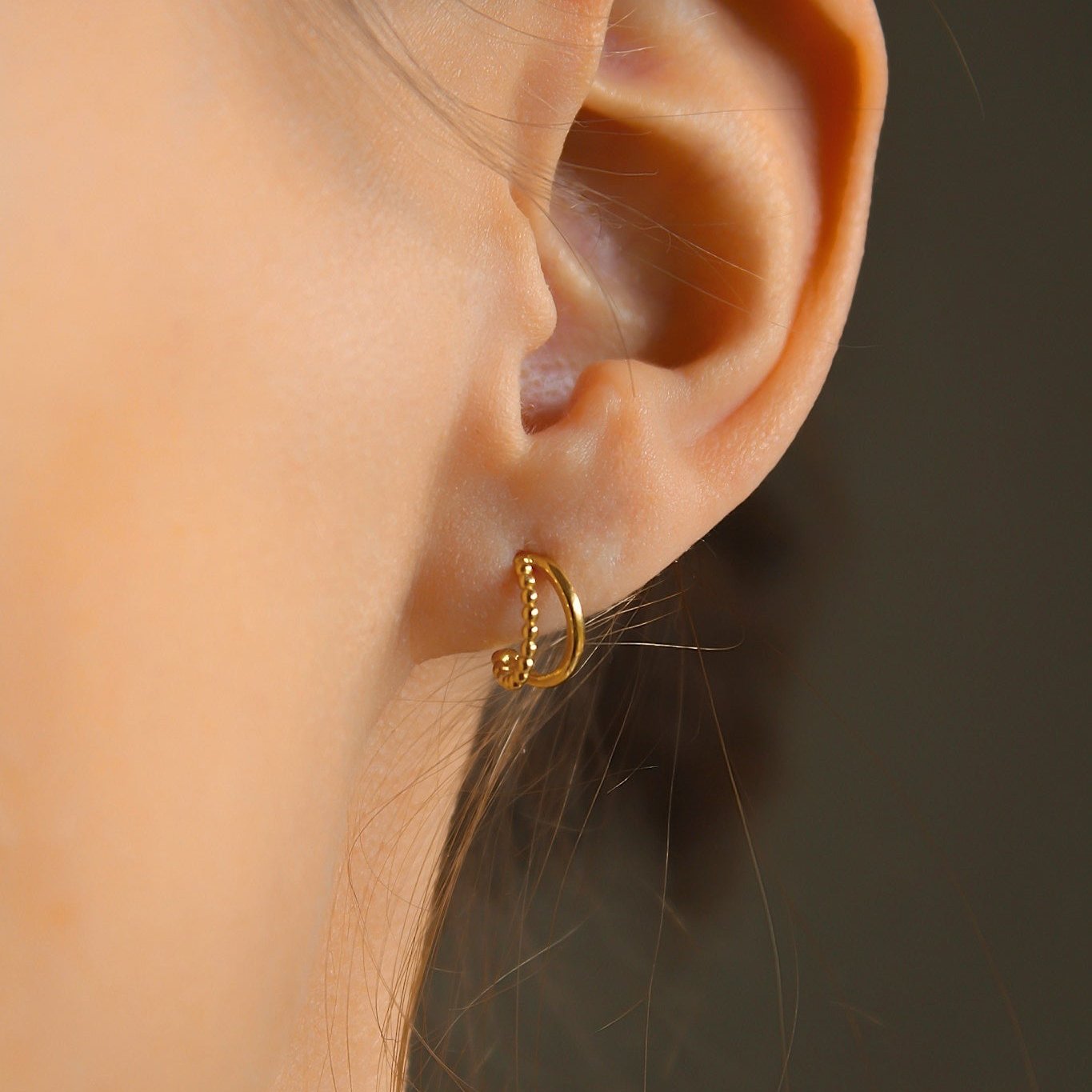 „Kareena" zierliche Halb Creolen mit Doppelstrang Design