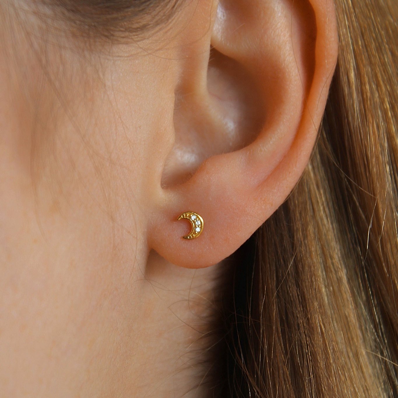 „Lumi" winzige, schimmernde Mond Ohrstecker mit Zirkonia