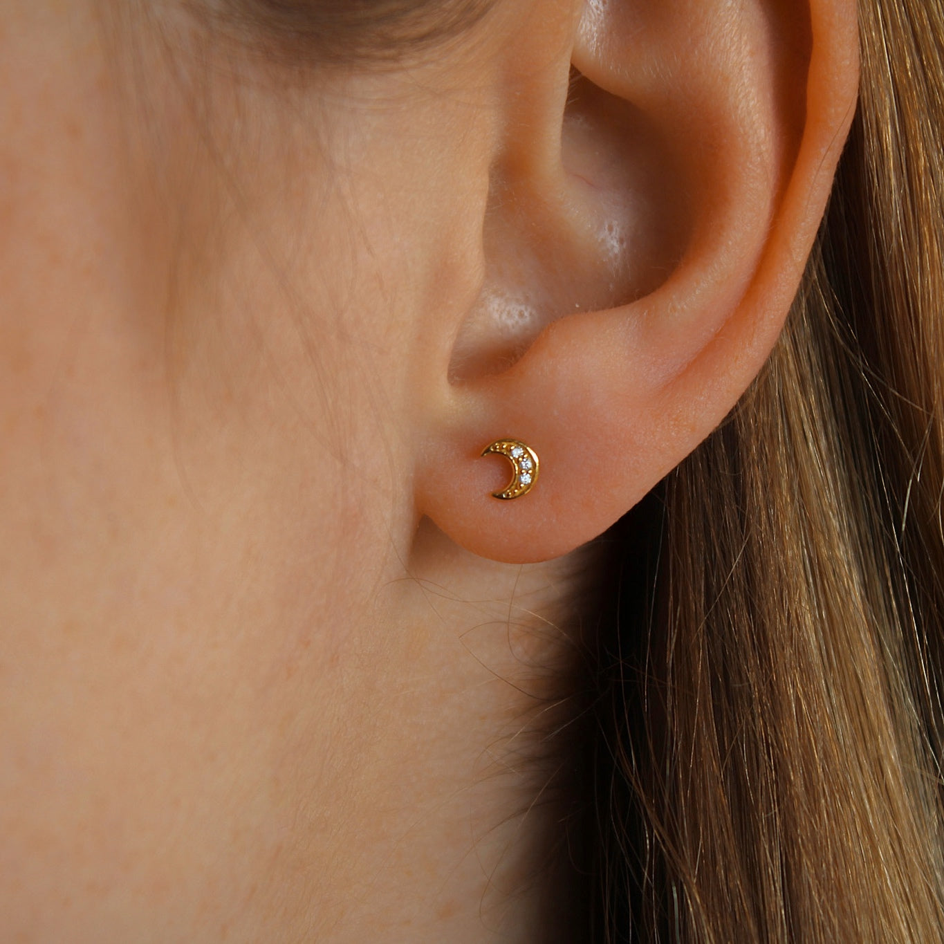 „Lumi" winzige, schimmernde Mond Ohrstecker mit Zirkonia
