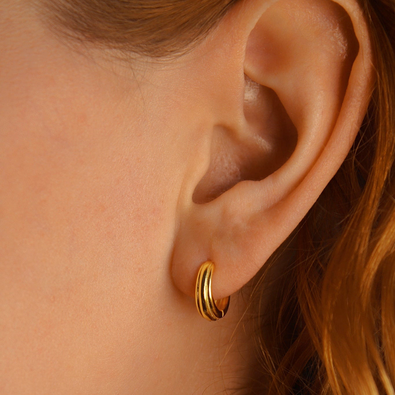 Golden Flow – Organische Creolen mit sanften Linien