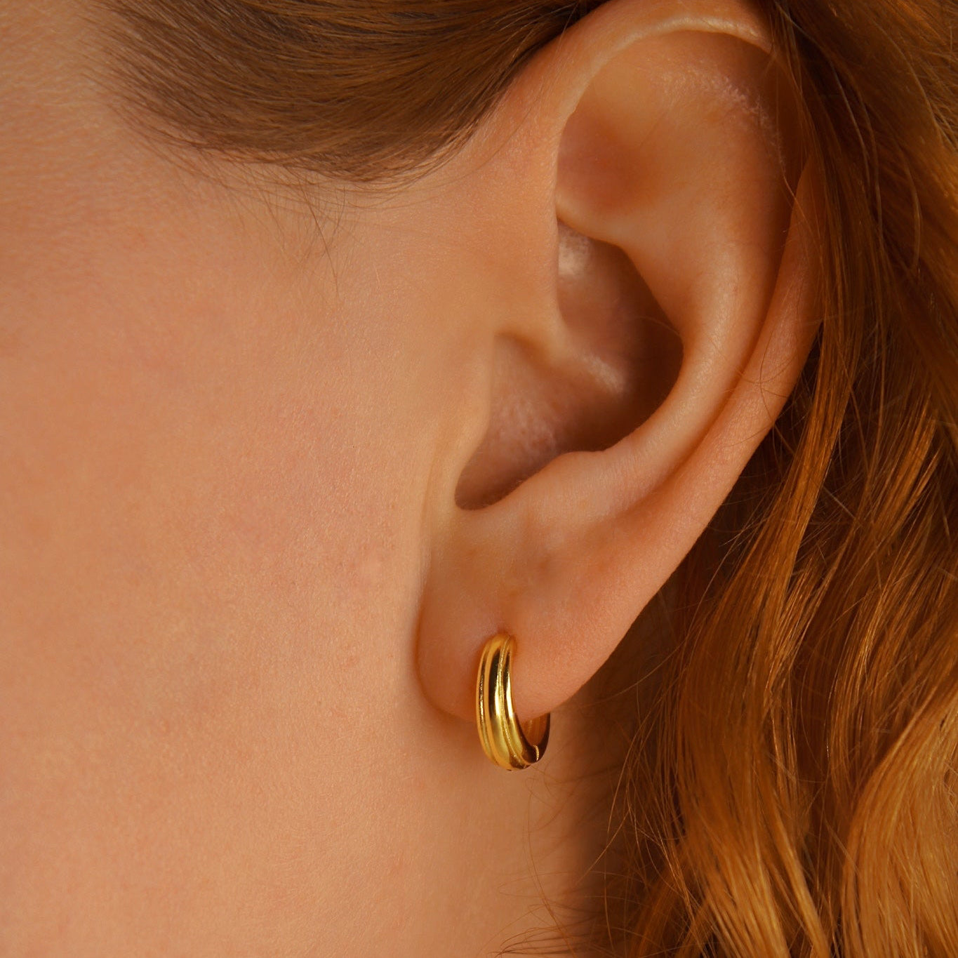 Golden Flow – Organische Creolen mit sanften Linien