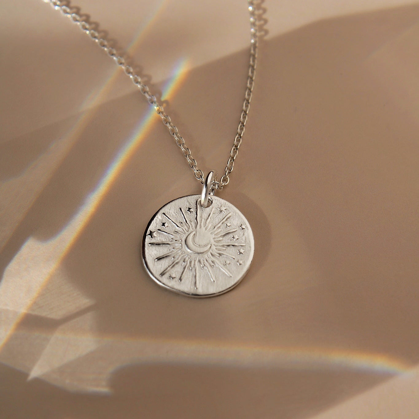 Celestial Daydream – Zarte Halskette mit Sonnen- & Mondmotiv in Gold oder Silber