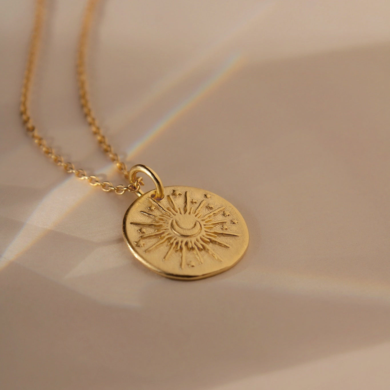 Celestial Daydream – Zarte Halskette mit Sonnen- & Mondmotiv in Gold oder Silber