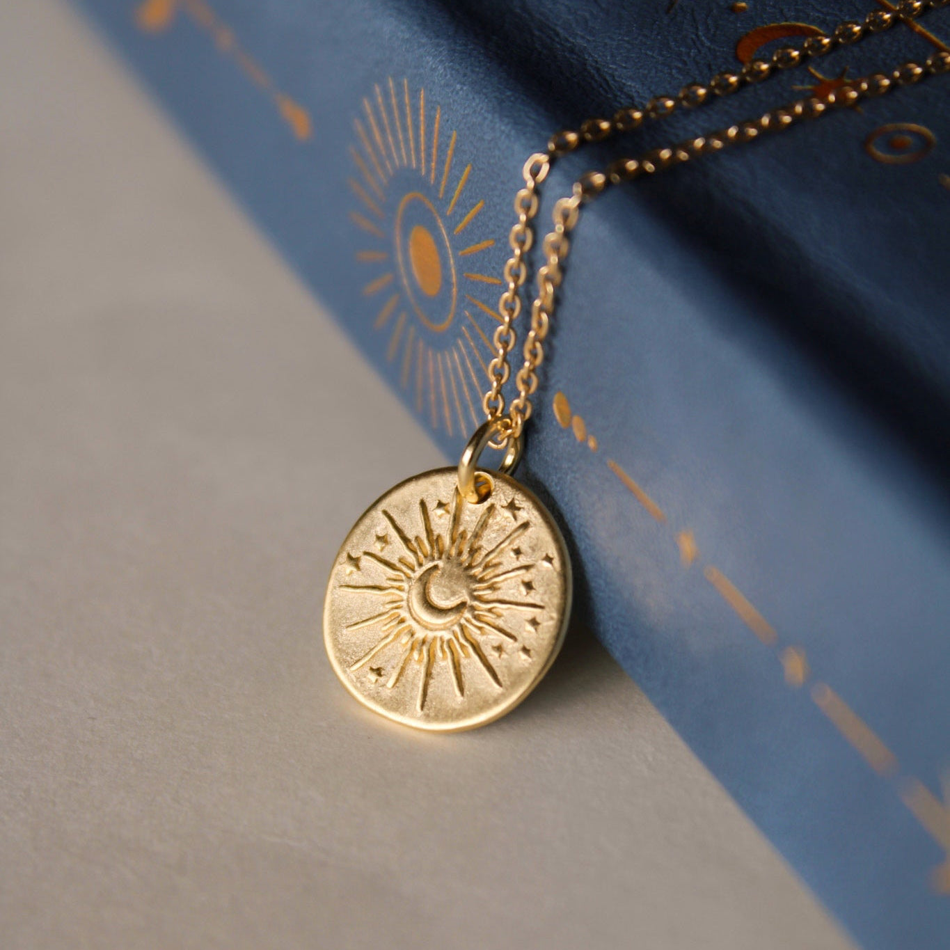 Celestial Daydream – Zarte Halskette mit Sonnen- & Mondmotiv in Gold oder Silber
