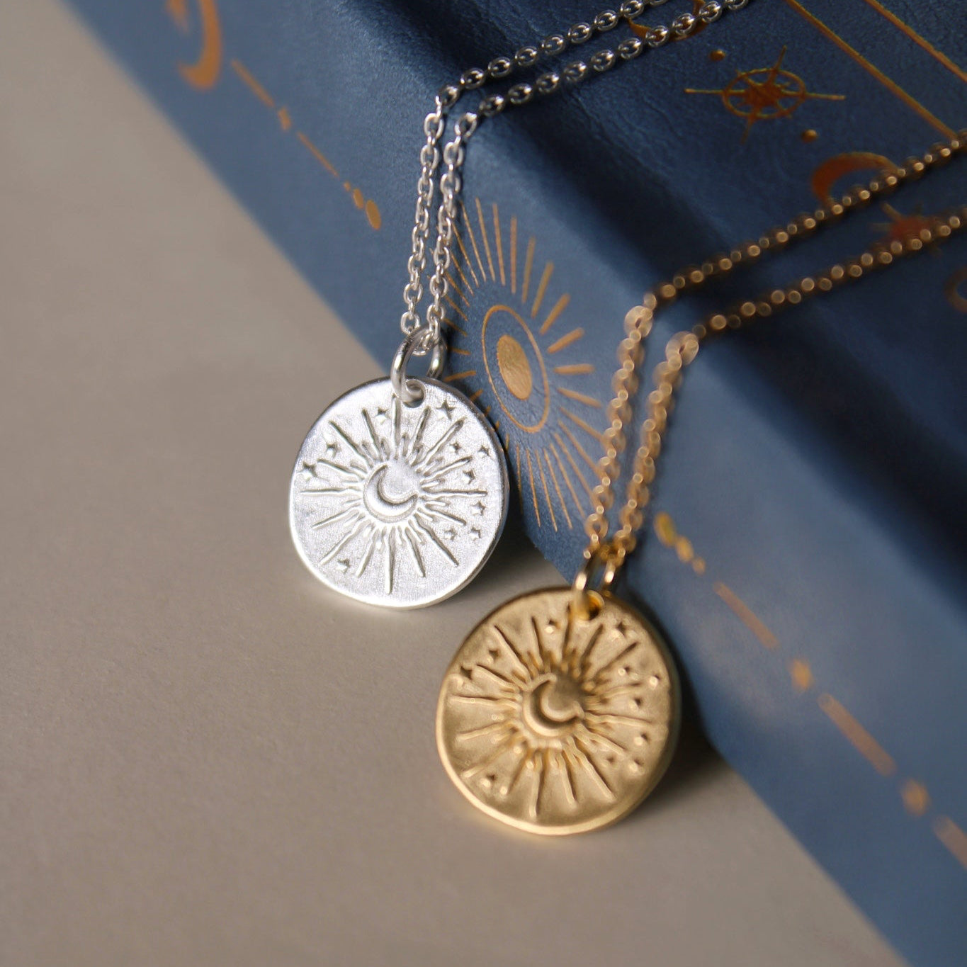 Celestial Daydream – Zarte Halskette mit Sonnen- & Mondmotiv in Gold oder Silber