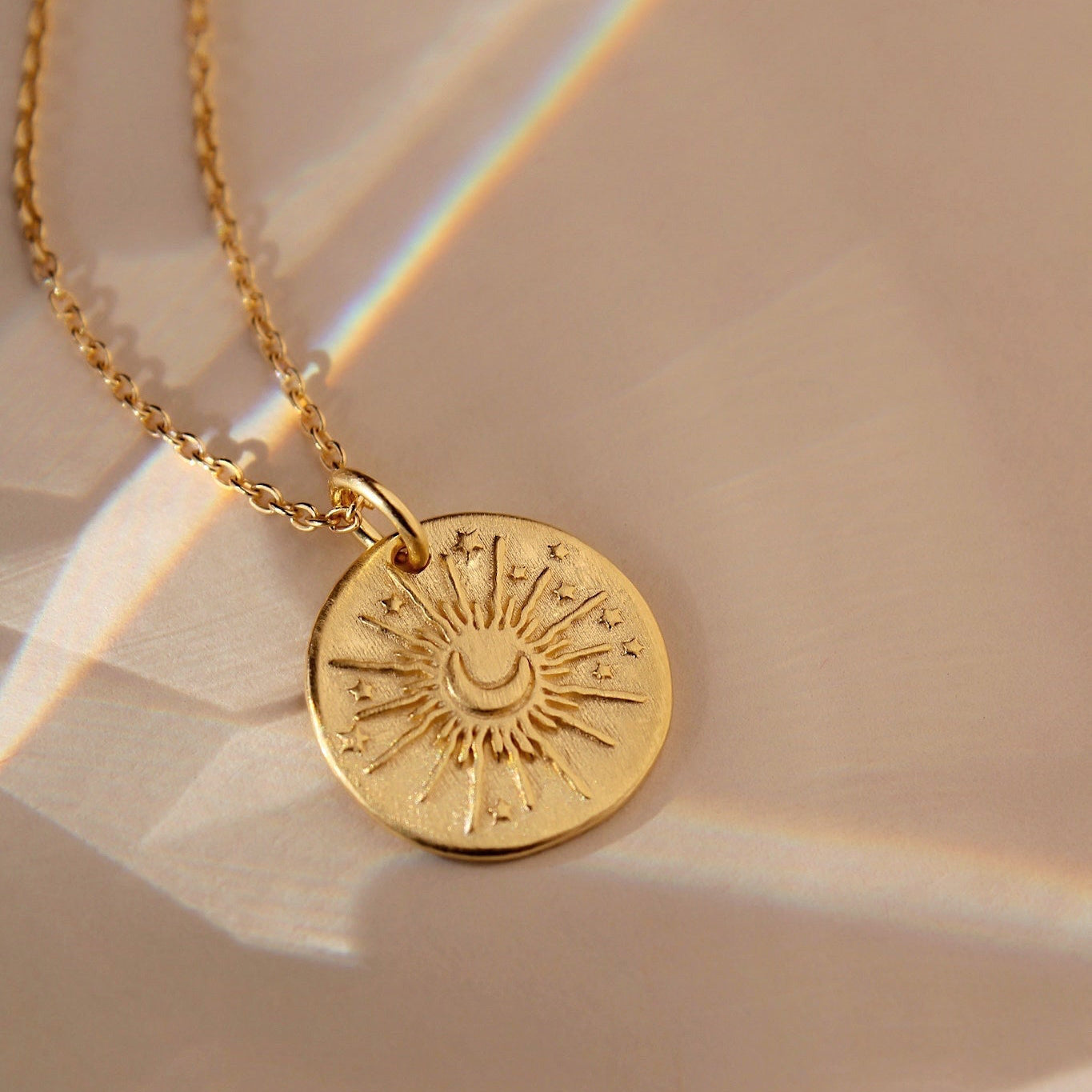 Celestial Daydream – Zarte Halskette mit Sonnen- & Mondmotiv in Gold oder Silber