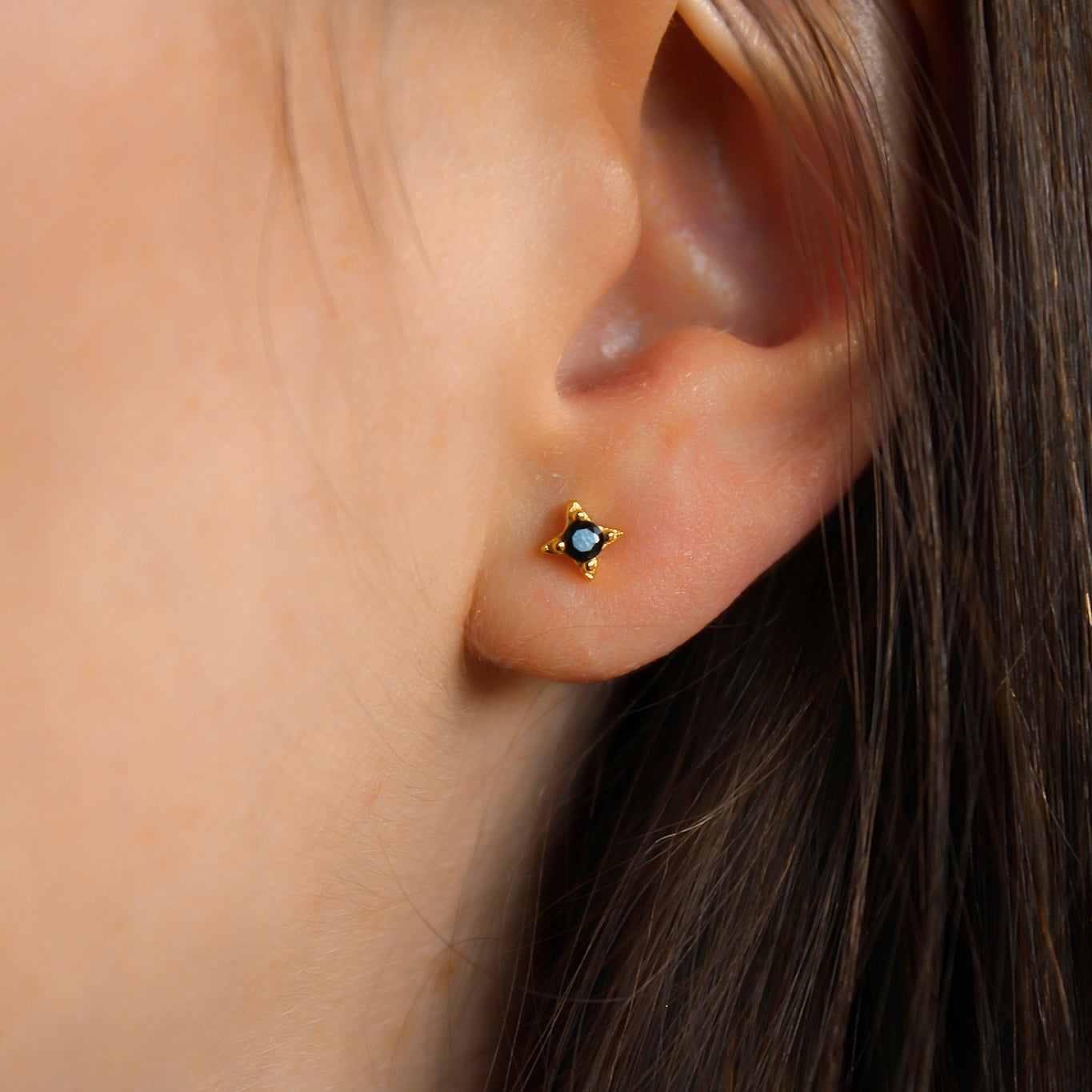 "Kurai" Sternchen Ohrstecker mit schwarzem Zirkon