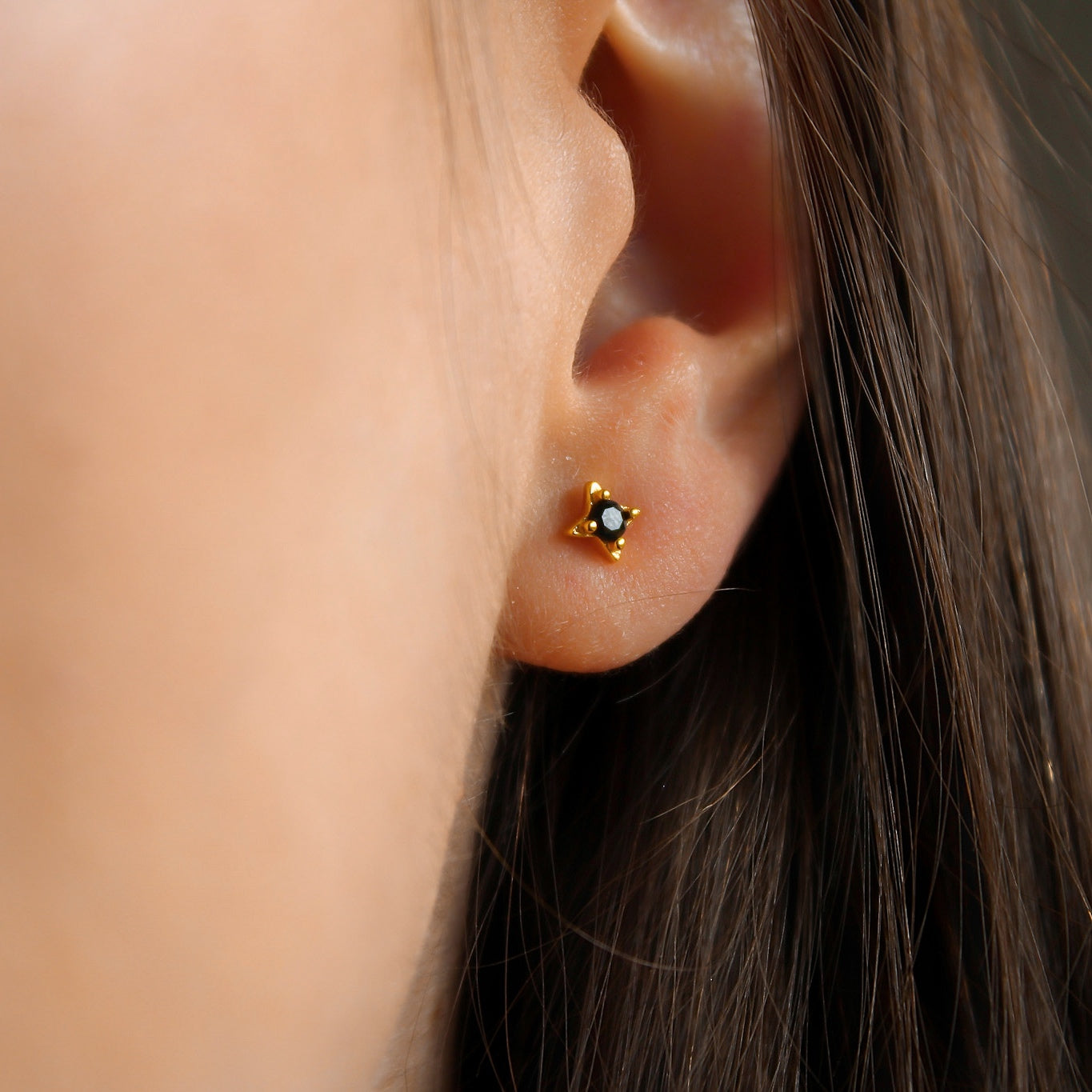"Kurai" Sternchen Ohrstecker mit schwarzem Zirkon