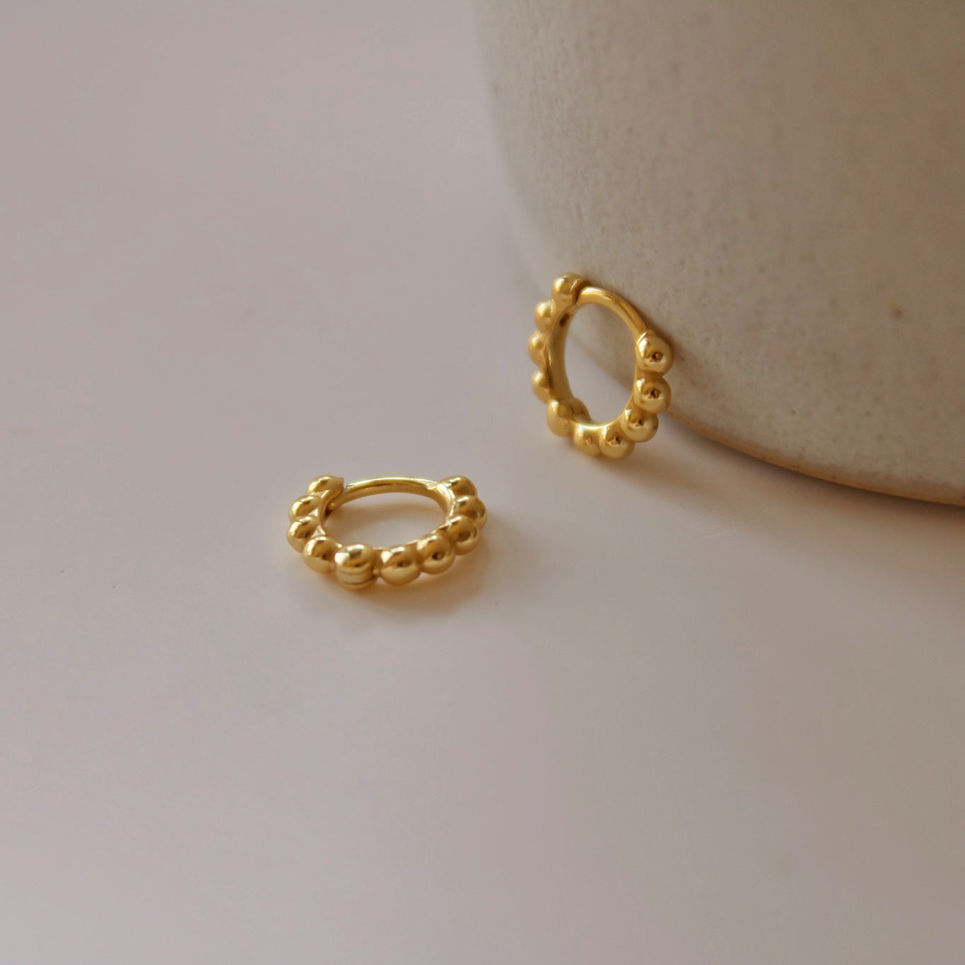 „Belinda" moderne, kleine Kügelchen Creolen