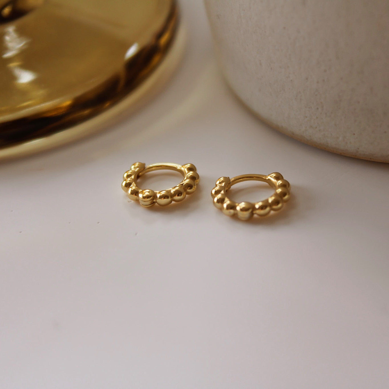 „Belinda" moderne, kleine Kügelchen Creolen