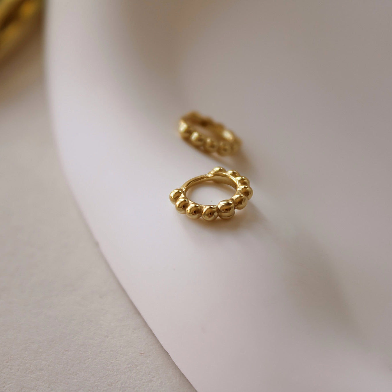 „Belinda" moderne, kleine Kügelchen Creolen