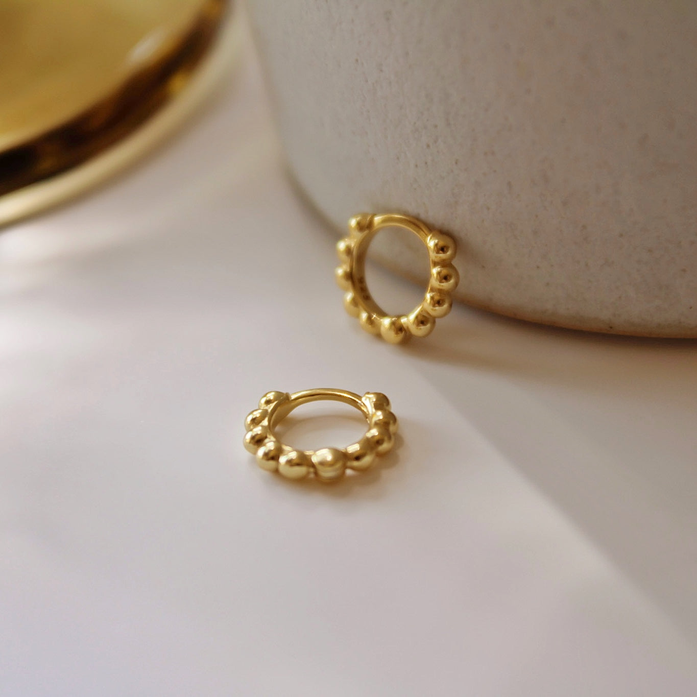 „Belinda" moderne, kleine Kügelchen Creolen