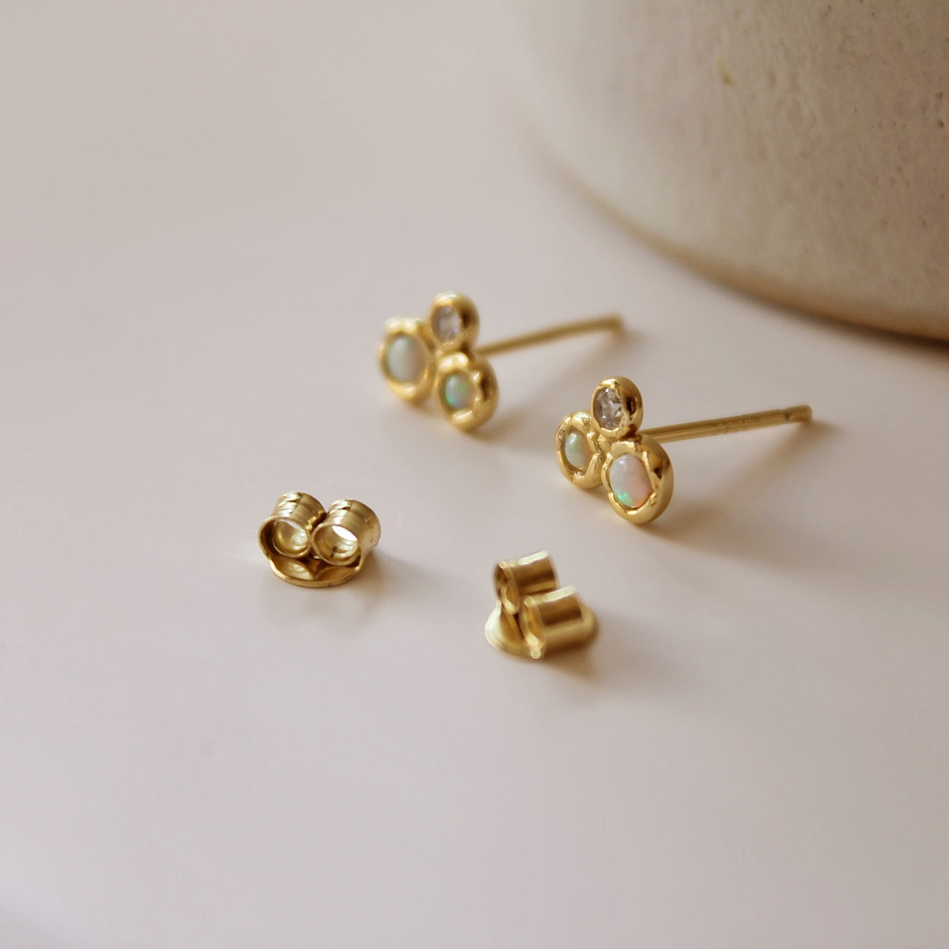 „Daphne" zierliche Opal Ohrstecker mit Zirkonia