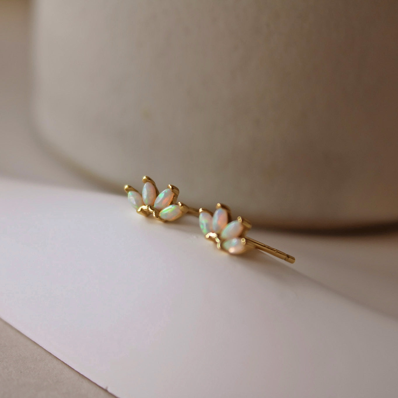 „Padma" Opal Ohrstecker in Lotus Design