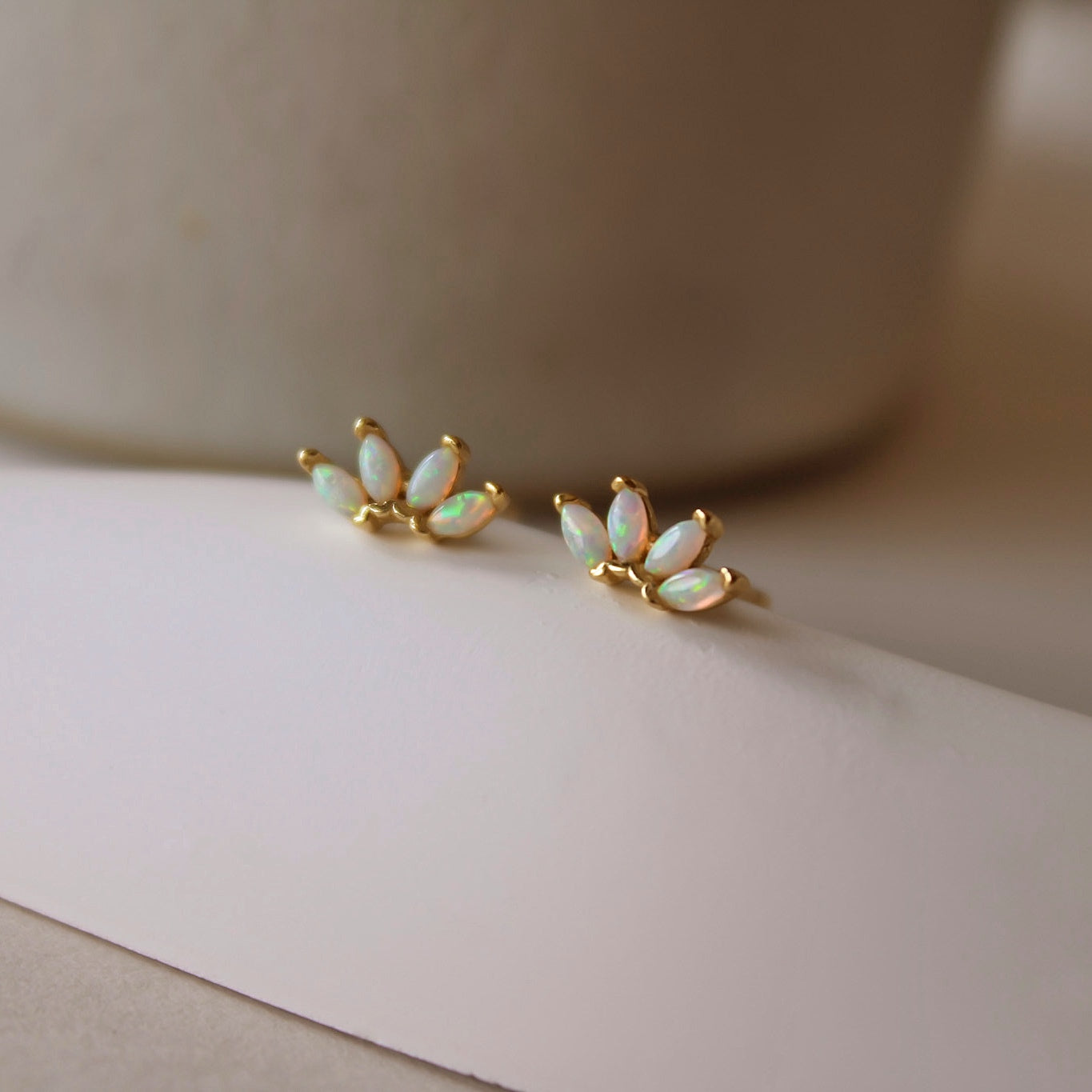 „Padma" Opal Ohrstecker in Lotus Design