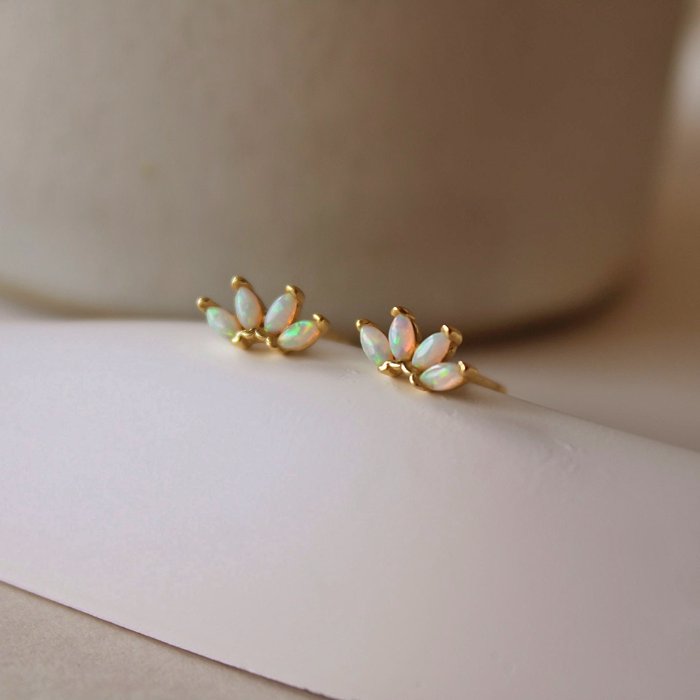 „Padma" Opal Ohrstecker in Lotus Design