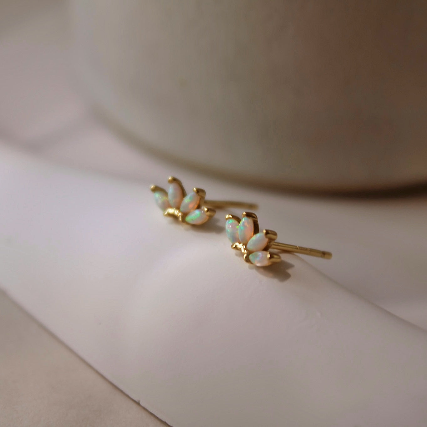 „Padma" Opal Ohrstecker in Lotus Design