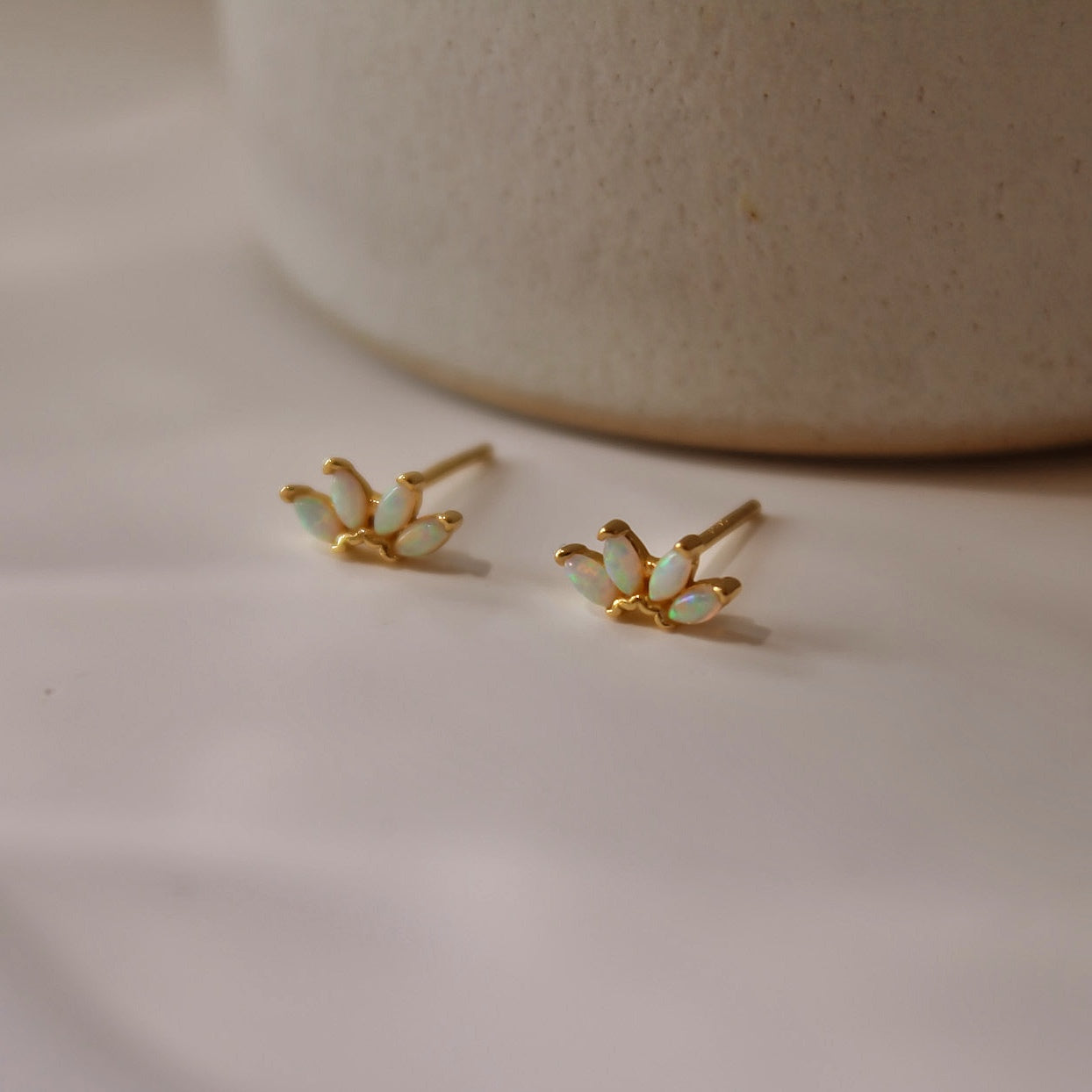 „Padma" Opal Ohrstecker in Lotus Design