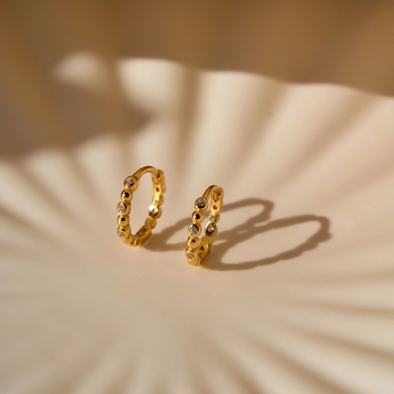"Amelia" kleine Zirkonia Kügelchen Creolen Gold