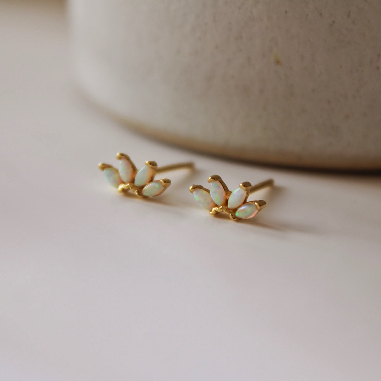„Padma" Opal Ohrstecker in Lotus Design